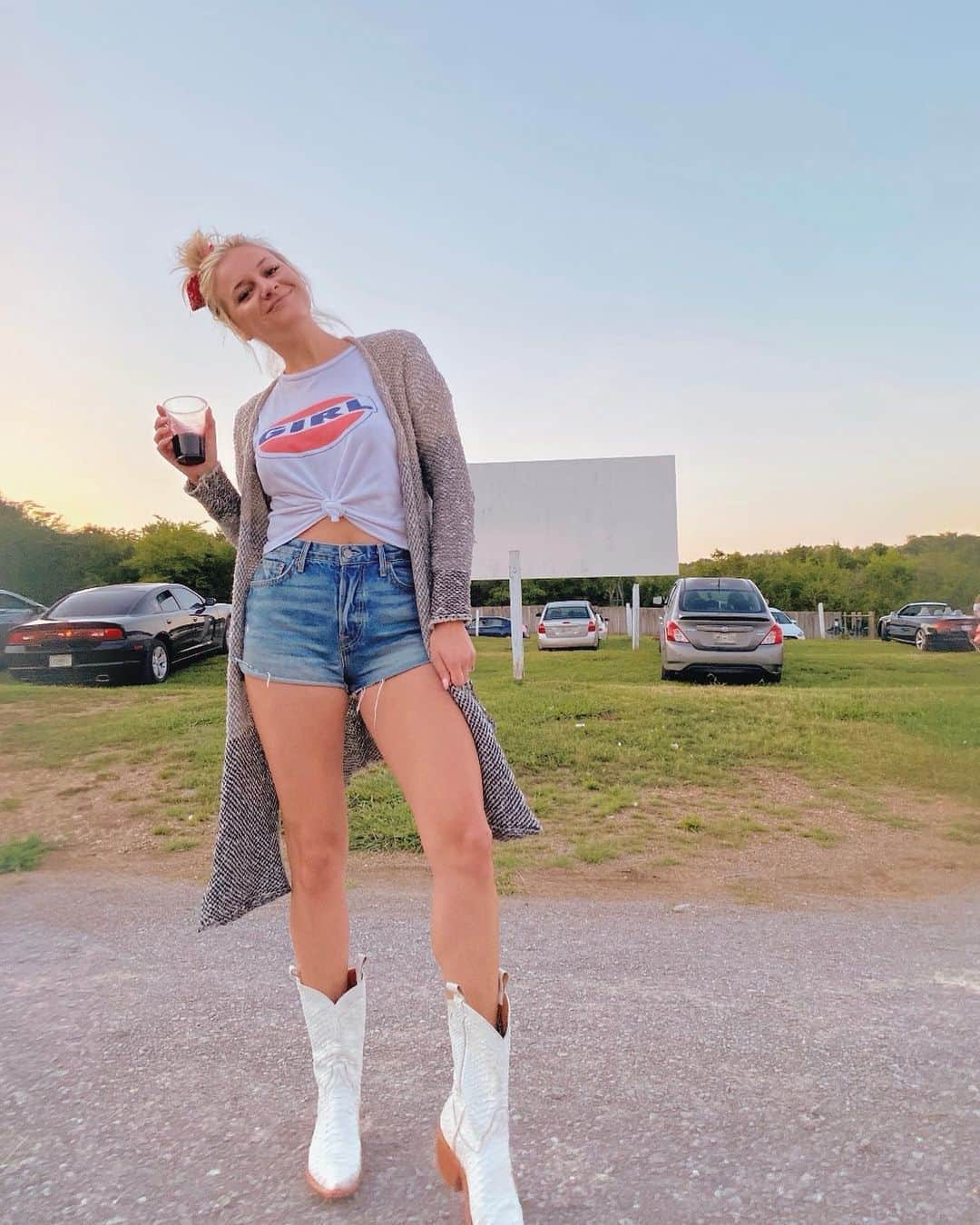 のインスタグラム：「drive ins aren’t cancelled, and that’s the tea. (they played Grease ⚡️🥤🙌🏼)」