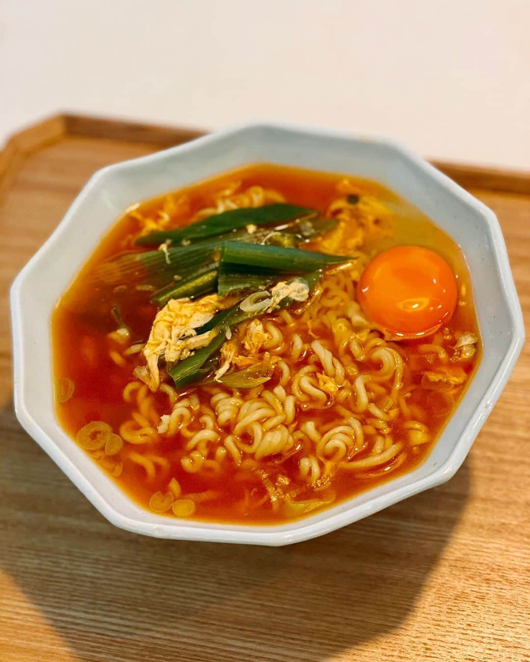 秋山具義さんのインスタグラム写真 - (秋山具義Instagram)「辛いものが食べたくて、Uber Eats で、中目黒『キングスマン キンパ』の「キングスマンラーメン」に生卵投入。﻿ ﻿ こういうのが食べたかった！﻿ 美味しかった！﻿ 家で『辛ラーメン』作るのとそんなに変わらないかもだけどw﻿ ﻿ #キングスマンキンパ #具義ラーメン2020 #具義韓国料理2020」8月16日 12時33分 - gugitter