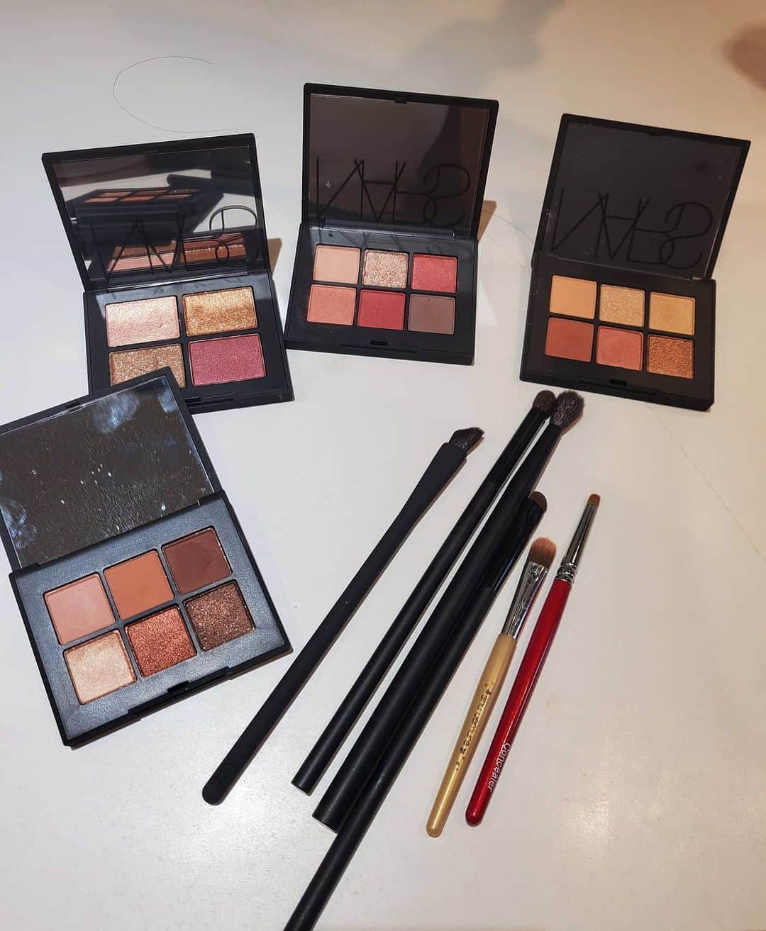 ジョリン・ツァイのインスタグラム：「在家練習畫眼影 然後跟肥熊對看 看他明不明白 #nars #愛橘色系跟亮亮的 #新鮮貨 #性感不求人 #想當眼妝博主般的畫」