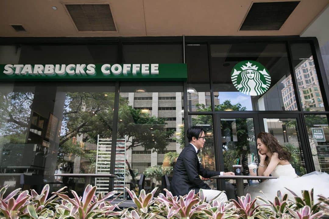 RealWeddingsのインスタグラム：「Starbucks@Honolulu Downtown .  Planning:@realweddings_hawaii﻿ Photo:@tacophotohi﻿  @visionarijapan﻿ . ﻿ #ハワイ挙式#ハワイウェディング#ハワイ婚#リゾ婚#リゾ婚ハワイ#海外ウェディング#ハワイ結婚式#プレ花嫁#フォトウェディング#海外挙式#花嫁準備#日本中のプレ花嫁さんと繋がりたい#全国のプレ花嫁さんと繋がりたい#リゾートウェディング#2020冬婚#2021春婚#2021夏婚#結婚式準備#ダウンタウン撮影 ﻿ #hawaii#wedding#instawedding#instaphoto#hawaiiwedding#hawaiiweddingplanner#realweddings_hawaii#downtown」