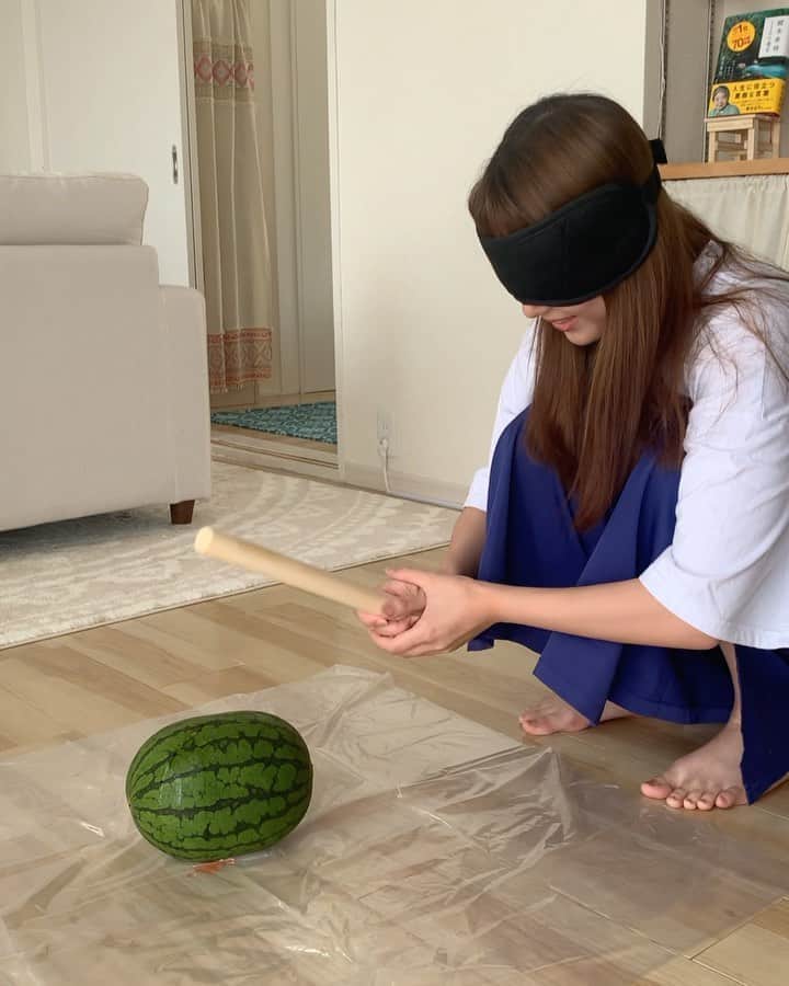 長谷川かすみのインスタグラム：「こちら、先日のスイカ割り2発目以降の動画です💁‍♀️  #ステイホームスイカ割り」
