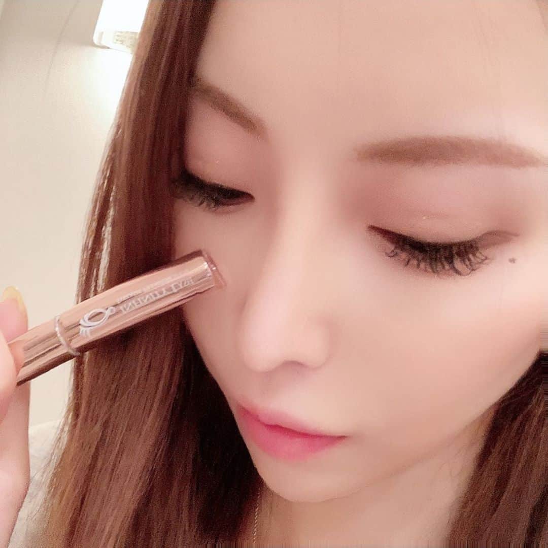 高橋沙弥華のインスタグラム：「アマゾンで1位のまつげ美容液試してる👩🏼❤  小さくて持ち運びにも便利&塗りやすい🙆‍♀️✨  1ヶ月で効果感じる人が多いみたいだから1ヶ月後楽しみ😊  @infinity_lash_official #インフィニティラッシュ #まつげ美容液 #マツイク #まつげ育毛 #キレイになりたい #自まつげ #pr #まつ育部員 #マツエク #バインドロック」