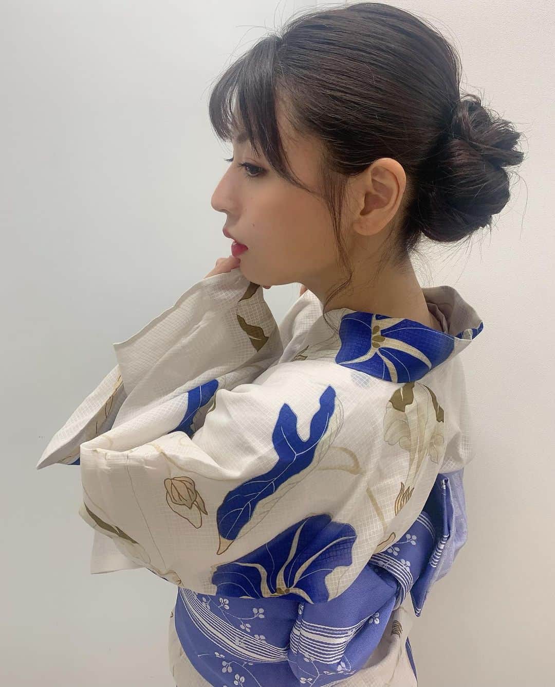 竹本茉莉のインスタグラム：「. 夏ってこんなに暑かったっけ？ って毎日言ってる気がする…。 今年の夏特別に暑くない？🌻 . . . . . #浴衣 #着物 #japanesegirl #kimono #横顔」
