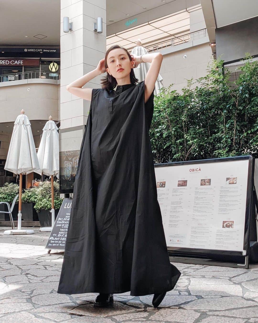 前田紀至子のインスタグラム：「暑い、あまりにも暑い。 すぽっと被るだけで可愛いサマードレスや風通しの良いワンピースにとても助けられています。  今夏1人1枚状態のAKTEのワンピースは確かに可愛くて楽ちん、シンプルなのに様になる。人気の理由にも納得です。  暑いのにめちゃあおって撮ってくれたお友達にも感謝。 #akte#アクテ」