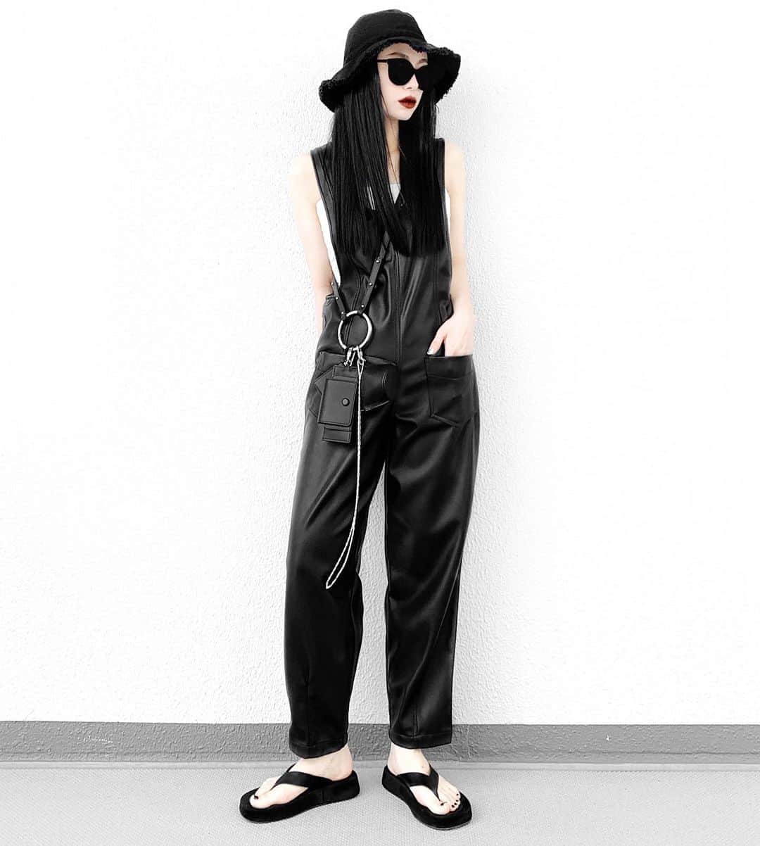 lve_xxxxのインスタグラム：「.﻿ .﻿ 𝐥𝐞𝐚𝐭𝐡𝐞𝐫 𝐬𝐚𝐥𝐨𝐩𝐞𝐭𝐭𝐞﻿ @zara ﻿ ﻿ まぁ、真夏にこれは﻿ 死んだよね😇﻿ ﻿ 車🚗移動だからーって﻿ 調子のったら、車外出た途端にｻｳﾅ🧖🏻‍♂️爆﻿ ﻿ 二の腕少しでも、細く見せしよーとして﻿ 後ろに引きすぎて肩幅おかしくなった﻿ 写真でお送りしております😂爆﻿ ﻿ ﻿ ｺｰﾃﾞｱｲﾃﾑ詳細は﻿ WEARをご覧くださいませ。﻿ ﻿ WEAR ： lvexxxx ﻿ 💻 https://wear.jp/sp/lvexxxx/﻿ ﻿ －－－－－－－－－－－－－－－－－－﻿ ﻿ 📢ｺﾒﾝﾄ頂ける際は、﻿ 最新投稿にお願い致します。﻿ ﻿ 過去投稿に頂いた際、気がつかない事もあり﻿ お返事致しかねる場合が御座います🙇‍♀ ️﻿」