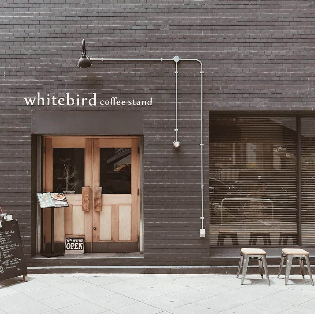 yuiのインスタグラム：「white bird🕊 散歩の途中で、冷たいコーヒーゼリーをテイクアウト。 最近は暑すぎて子連れ外出が厳しいから、家の中でウォーキングしてる🙈もう少し涼しくならないかな〜🌿」