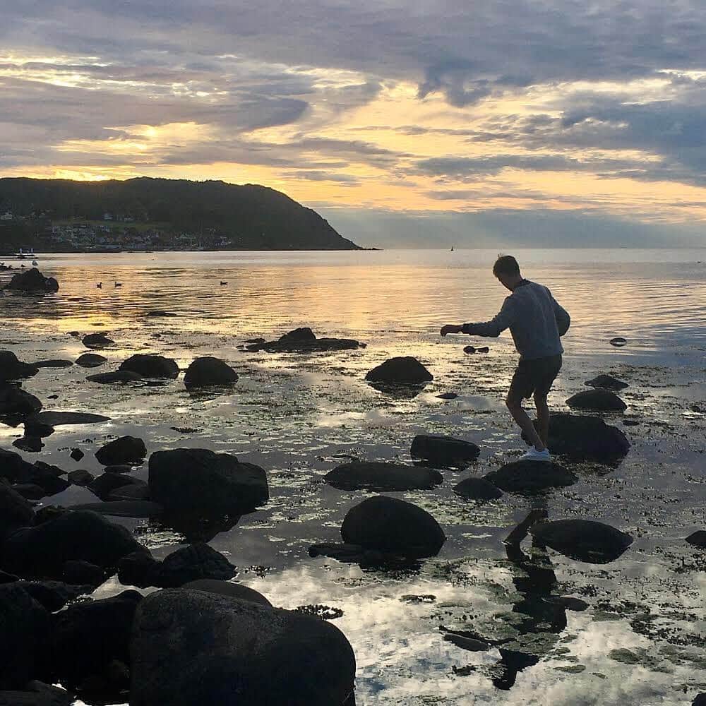 ecomfort（エコンフォート）さんのインスタグラム写真 - (ecomfort（エコンフォート）Instagram)「Swedish　Summer 第二回  BengtとLotta のサマーハウスは、 デンマークに近い海辺の町、Arlidにあります。  バルチック海に面したこの町の人口は522人（2010年） かつてはデンマーク領でした。  ストックホルムの中心に暮らすふたりの夏休みは、Back to the Nature そのもの。  波の音、海の生き物、鳥の声、森の木々、森の恵み動物、植物たち、、、 親しい友人たちとの尽きない会話。  そのそのすべてがBengt&Lotta のデザインに　表現されています。  2020年は二人がデザインユニットを組んで30年目！　これからをお楽しみに。  #エコンフォート #ecomfortHouse #サスティナブル #サスティナブルショップ #エコ　#サスティナブルな暮らし #暮らしを楽しむ #丁寧な暮らし #おうち時間をもっと快適に　#おうち時間をもっとたのしく #おうち時間 #テレワーク #リモートワーク #在宅勤務　#北欧 #今日の買い物が未来を変える #ホームデトックス　#BENGTLOTTA #ベングトアンドロッタ #幸せのデザイン #北欧のほっこりを暮らしのにっこりに #北欧デザイン #スウェーデン #デザイナーユニット #海が好き #白夜」8月16日 12時57分 - ecomfort_eoct