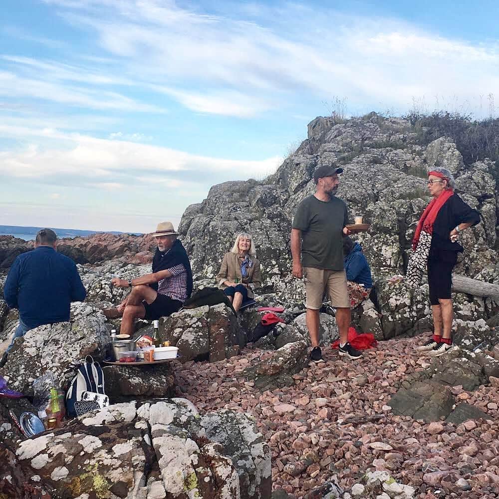 ecomfort（エコンフォート）さんのインスタグラム写真 - (ecomfort（エコンフォート）Instagram)「Swedish　Summer 第二回  BengtとLotta のサマーハウスは、 デンマークに近い海辺の町、Arlidにあります。  バルチック海に面したこの町の人口は522人（2010年） かつてはデンマーク領でした。  ストックホルムの中心に暮らすふたりの夏休みは、Back to the Nature そのもの。  波の音、海の生き物、鳥の声、森の木々、森の恵み動物、植物たち、、、 親しい友人たちとの尽きない会話。  そのそのすべてがBengt&Lotta のデザインに　表現されています。  2020年は二人がデザインユニットを組んで30年目！　これからをお楽しみに。  #エコンフォート #ecomfortHouse #サスティナブル #サスティナブルショップ #エコ　#サスティナブルな暮らし #暮らしを楽しむ #丁寧な暮らし #おうち時間をもっと快適に　#おうち時間をもっとたのしく #おうち時間 #テレワーク #リモートワーク #在宅勤務　#北欧 #今日の買い物が未来を変える #ホームデトックス　#BENGTLOTTA #ベングトアンドロッタ #幸せのデザイン #北欧のほっこりを暮らしのにっこりに #北欧デザイン #スウェーデン #デザイナーユニット #海が好き #白夜」8月16日 12時57分 - ecomfort_eoct