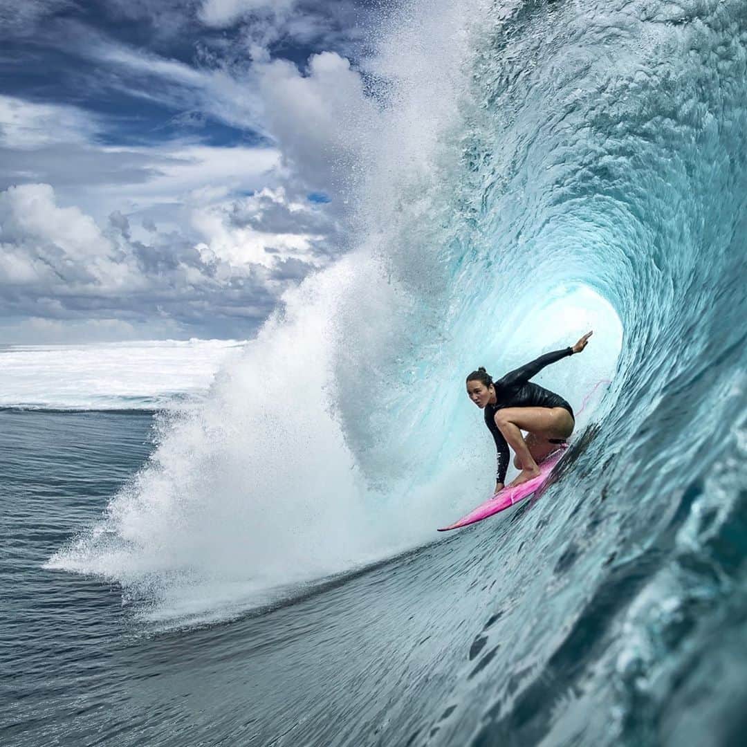カリッサ・ムーアのインスタグラム：「Day 6 without seeing the ocean or standing up on a surfboard... starting to go a little loopy!! Really could use some wave riding right about now 🥺😅 pic: @benthouard」