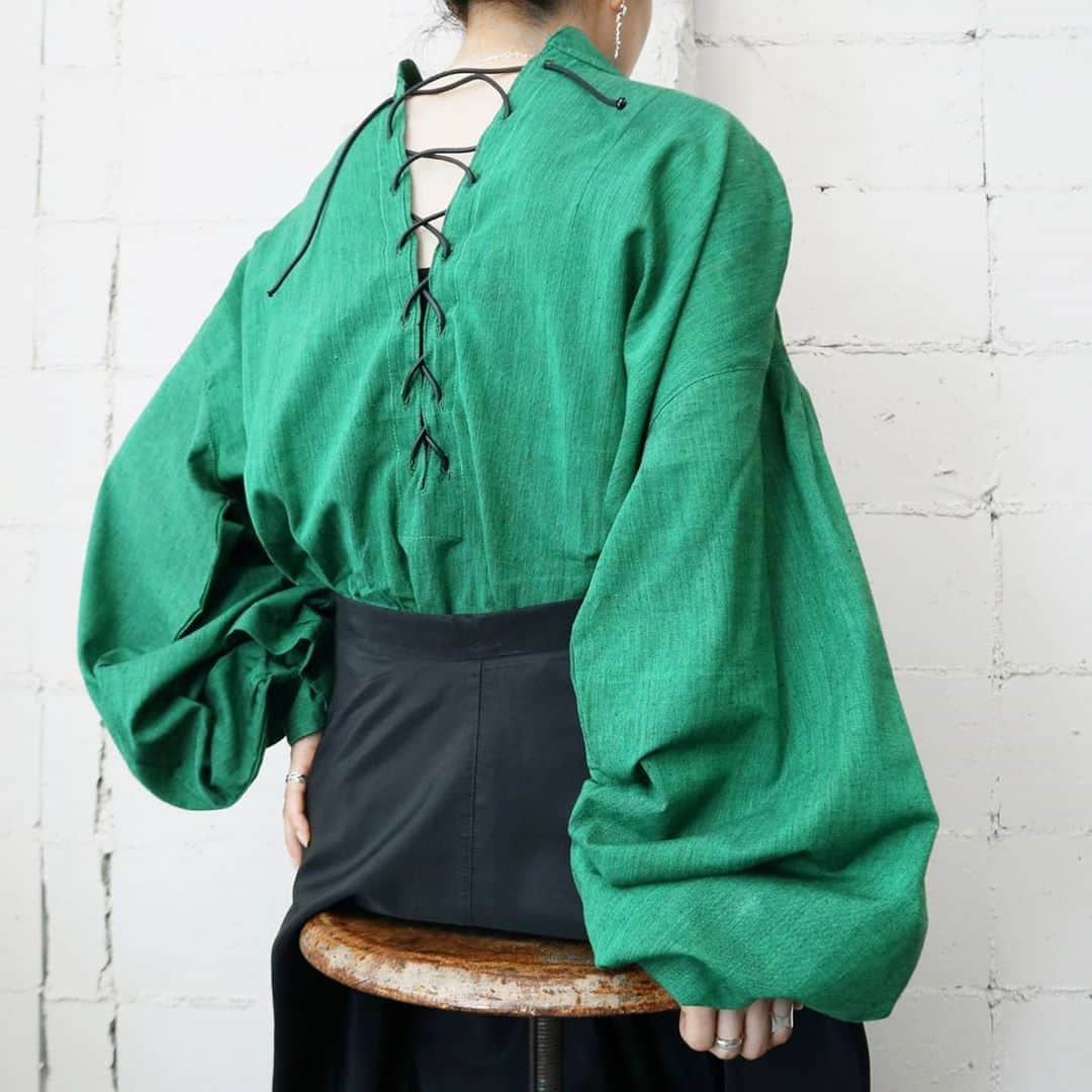 吉祥寺 古着屋 Orfeoのインスタグラム：「Lace Up Volume Sleeve Blouse  #orfeo  #kichijoji #tokyo  #vintage #used  #fashion  #coordinate  #outfit   掲載商品のお問い合わせはインスタグラム、プロフィール掲載のメールアドレスにお願いいたします。コメント、DMでのお問い合わせは受け付けておりませんのでご了承ください。 ONLINE SHOPの商品も店頭にてご購入頂けます。気になる商品がございましたらスタッフにお声掛けください。  新型コロナウィルス感染拡大防止策を徹底した上で営業しております。マスクの着用、入店時にアルコールでの消毒をお願いいたします。」