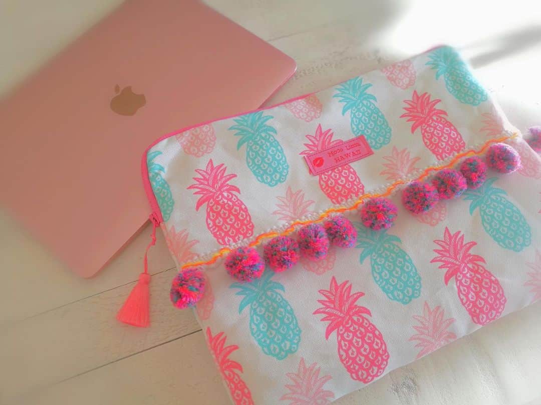 Moco Lima Hawaiiさんのインスタグラム写真 - (Moco Lima HawaiiInstagram)「New* Laptop Case Pineapple 🍍, Made by Moco  今回は 13inch (W 33.5cm H 25) で作ってみました♡  #macbook#macbookpro#macbookair#13#laptop#laptopcase#laptopsleeve#apple#mac#handmade#mocolima#hawaii#original#madeinhawaii#saturday#sewing#pineapple#lovemyjob#laptoplifestyle#laptoplife#ハワイ#パイナップル#パソコンケース#モコリマハワイ#ハワイ好きと繋がりたい#」8月16日 13時10分 - mocolimahawaii