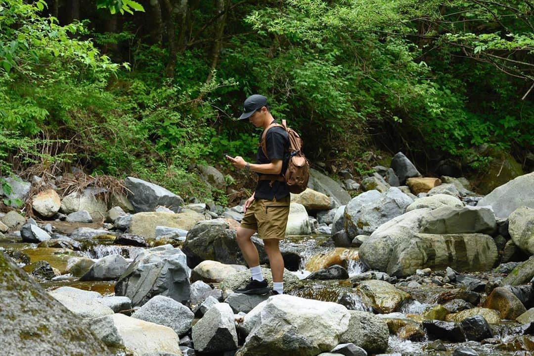 のインスタグラム：「. By the river.  #root_co #rootco #shockresistcaseplushold #magreel360」