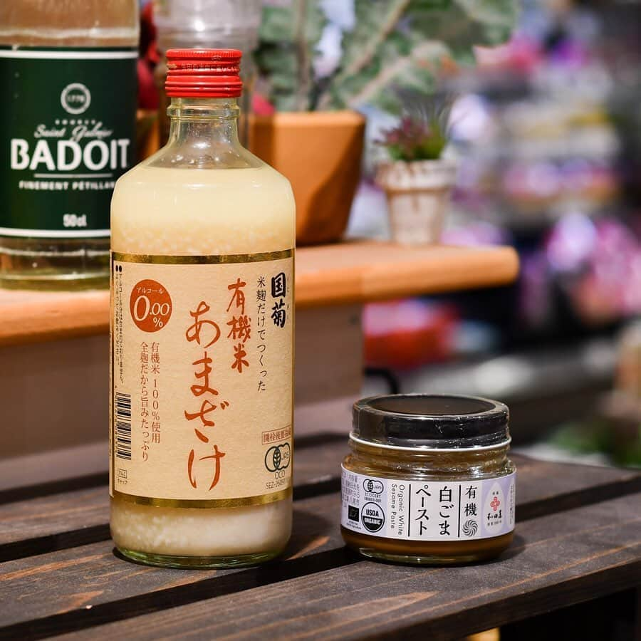 BIO-RAL靭店さんのインスタグラム写真 - (BIO-RAL靭店Instagram)「「ほっこりごはん　『麹甘酒でドレッシングを作ってみよう！』のレシピを公開します！」  ビオラルの商品で簡単にできるレシピを毎月紹介している「ほっこりごはん」のお知らせです♫ 今月は　「麹甘酒でドレッシングを作ってみよう！」をご紹介します！  ①有機米あまざけ、②有機白ごまペースト、③その場で作るピーナッツバター  この①②③を混ぜるだけで出来上がり★  自然な甘さとしっかりとしたコクが感じられる手作りドレッシングが簡単にできちゃいます♫ 本日8/16(日)〜１週間程度、ビオラル入り口付近の特設コーナーにて商品とレシピを展示しますのでぜひお立ち寄りください!  #ビオラル #bioral #bio-ral #ビオラル靭店 #スーパーライフ #ライフコーポレーション #阿波座 #靭公園 #ライフ #ビオラルレシピ #ナチュラルスーパーマーケット #ナチュラルマーケット #ほっこりごはん #ビオラルのほっこりごはん #簡単レシピ #簡単ドレッシング #甘酒ドレッシング #国菊有機米あまざけ #和田萬商店有機白ごまペースト #ピーナッツバター」8月16日 13時12分 - bioral_west