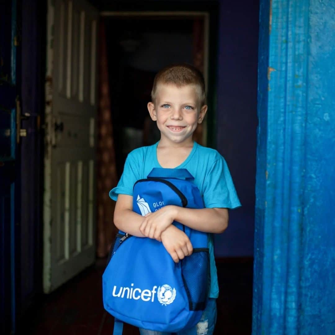 unicefさんのインスタグラム写真 - (unicefInstagram)「Nikita, 6, stands at the door of his home in Ukraine holding his backpack.  He’ll start school in September, and while his village is still facing conflict, he’s looking forward to his first classes and the stability they will provide.  © UNICEF/UNI357430/Filippov」8月16日 13時15分 - unicef