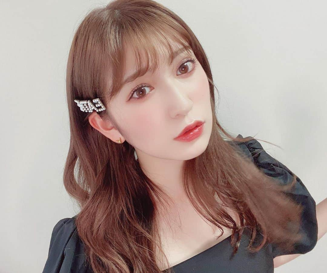 吉田朱里さんのインスタグラム写真 - (吉田朱里Instagram)「今日は8/16  私お誕生日おめでとう〜！笑 24歳になりました🤍 . 14歳でアイドルになって あっという間の10年✨✨ 毎日毎日がキラキラしてて 私の人生最高って自信持って言えるくらい、支えてくださる皆様のおかげですごく幸せものです💗💗 . 24歳は素敵な強い女性になれるように… まずは今日YouTube生配信で #アカリンの部屋 で メンバーのお悩み相談をします！！ 何かヒントを与えられたり、みんなの魅力がたくさん伝わる日になれば嬉しいな〜❤️ . NMB48を少ししかしらないって方も絶対に好きになると思います！！！ 17時〜YouTube生配信。 私のチャンネルです！！ 是非ご覧ください✨✨ #吉田朱里生誕祭2020」8月16日 13時19分 - _yoshida_akari