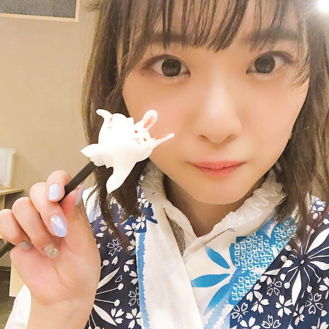 山田杏奈さんのインスタグラム写真 - (山田杏奈Instagram)「浴衣で浅草観光編⑤﻿ ﻿ 飴細工アメシンで飴細工を作る体験をさせて頂きました🐇﻿ ﻿ 1枚目と3枚目が私の作ったうさぎ、2枚目があんどれさん(@mizucon2020_no4 )と私のうさぎ、4枚目が職人さんが作ったお手本のうさぎです🙈﻿ ﻿ 職人さんが軽々作ってるところを見ると出来そう！って思うのですがやってみるとなかなかそうはいかず、、、、。﻿(超不器用なのがバレましたね、、、、、😇) ﻿ 実際にウサギを1人前に作れるようになるまで5年くらいかかるらしいです💦﻿ ﻿ 職人さんの技を間近で見させて頂けるのも、アツアツの飴を自分で切って形を作っていくのも初体験でした😉💫﻿ ﻿ ぜひ浅草に行った際は体験してみてくださいね🍬🍭﻿ ﻿ #浅草 #ASAKUSA #浴衣  #浴衣ヘア #浴衣レンタル #着物レンタル #浅草観光 #浅草食べ歩き #飴細工 #飴細工アメシン #アメシン #レトロ着物 #レトロ浴衣 #浅草寺 #chilloutsampo」8月16日 13時27分 - anna_yamada05