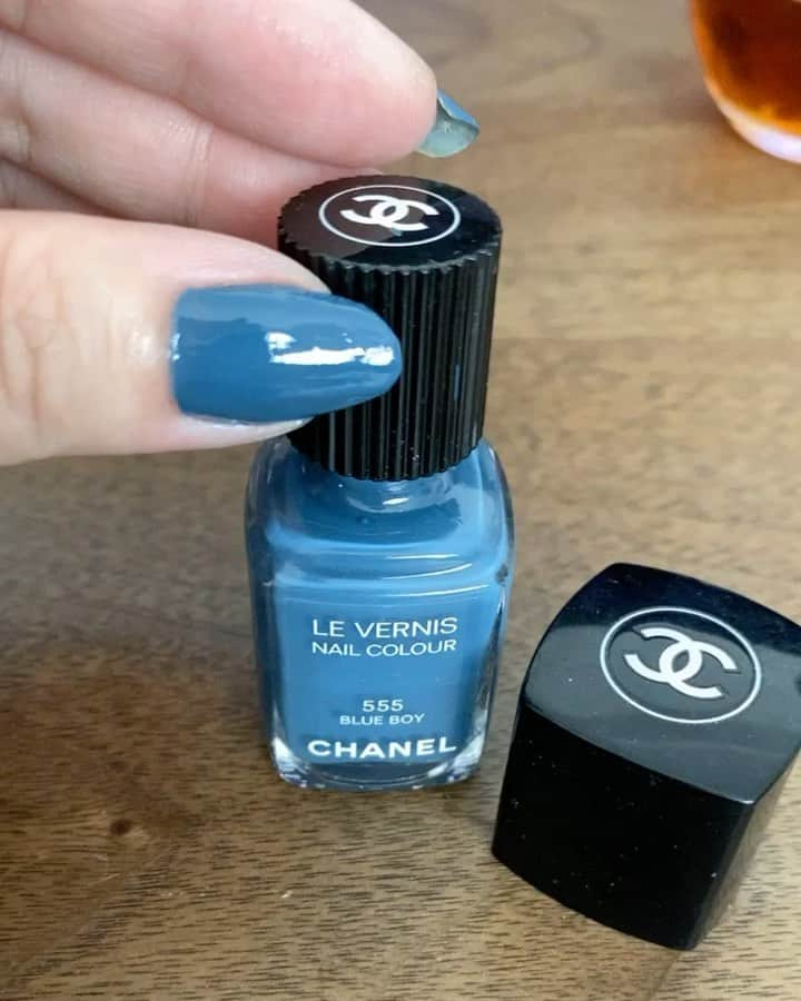 井出レイコのインスタグラム：「___________________________________💙 もう何年もリピートしてる CHANELのDenim Color  #555 🧸💘 _______________________________________________  #CＨANEL #BLUEBOY555 #nail #selfnail #nail_reiko_ide」