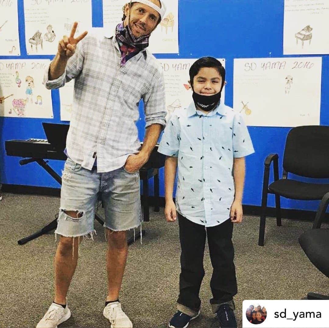 ジェイソン・ムラーズのインスタグラム：「This dude shreds on guitar! And @sd_yama is now accepting new students. Click - follow - call for more information. ❤️  The San Diego Young Artist Music Academy is one of the first recipients of a grant made possible by the new album Look For The Good. @sd_yama is The Good.」