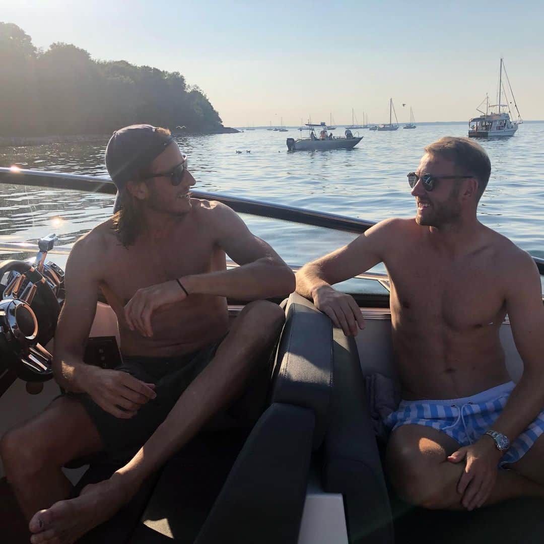オラ・トイヴォネンのインスタグラム：「Enjoying the sea with Captain big J」