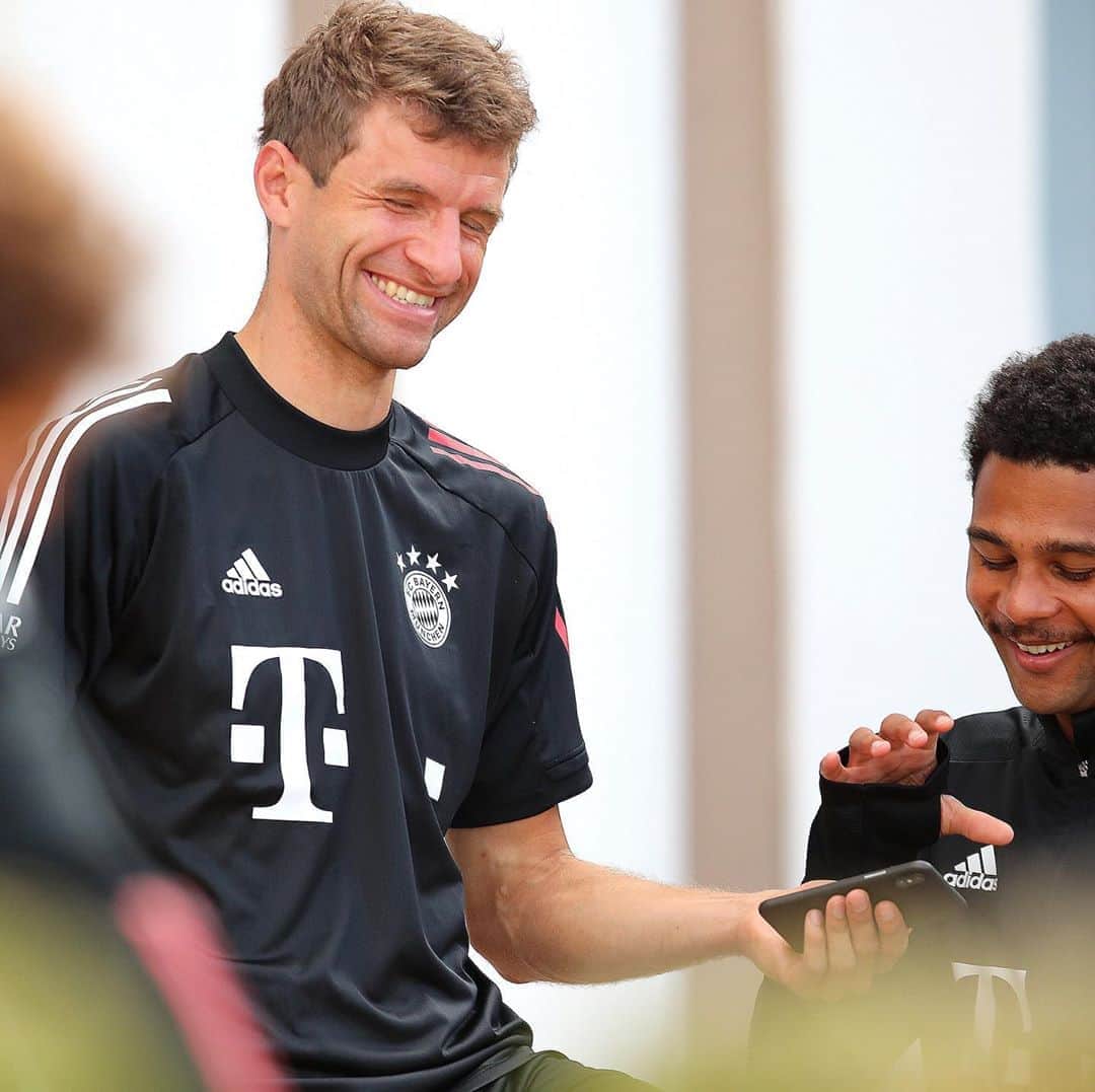 トーマス・ミュラーのインスタグラム：「Recovery Day 1 ✅ #watchingchampionsleaguetogether #stayfocused #gutelaune #recovery #recovery #recovery #vorwärtsfcb」