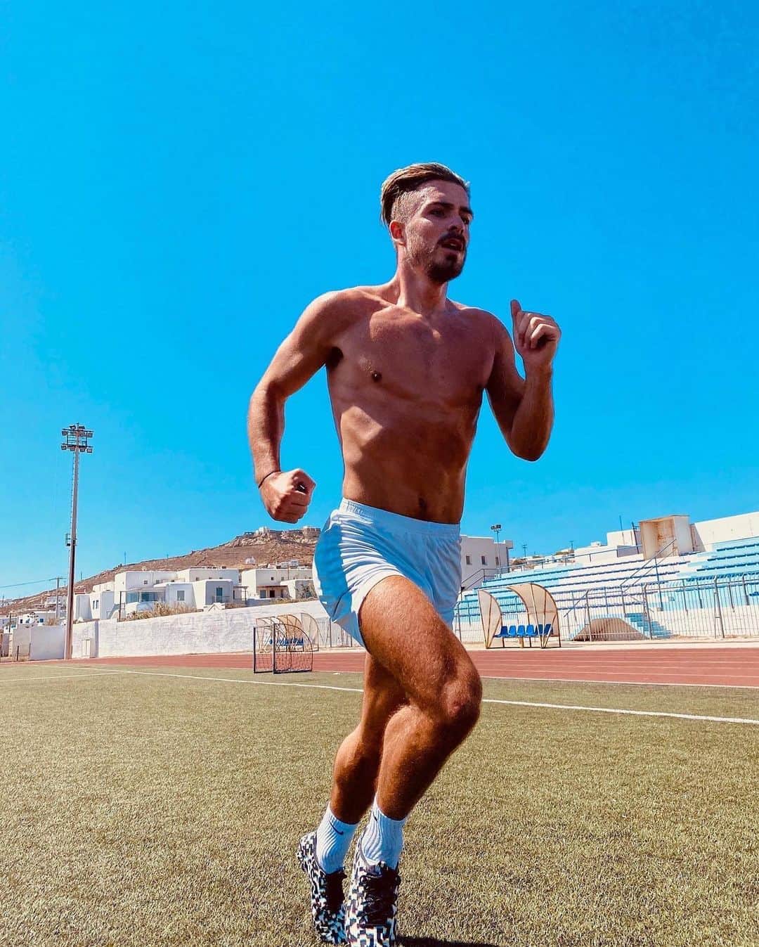ジャック・グリーリッシュのインスタグラム：「Working hard out in the ☀️😰 @mykonosperformance」