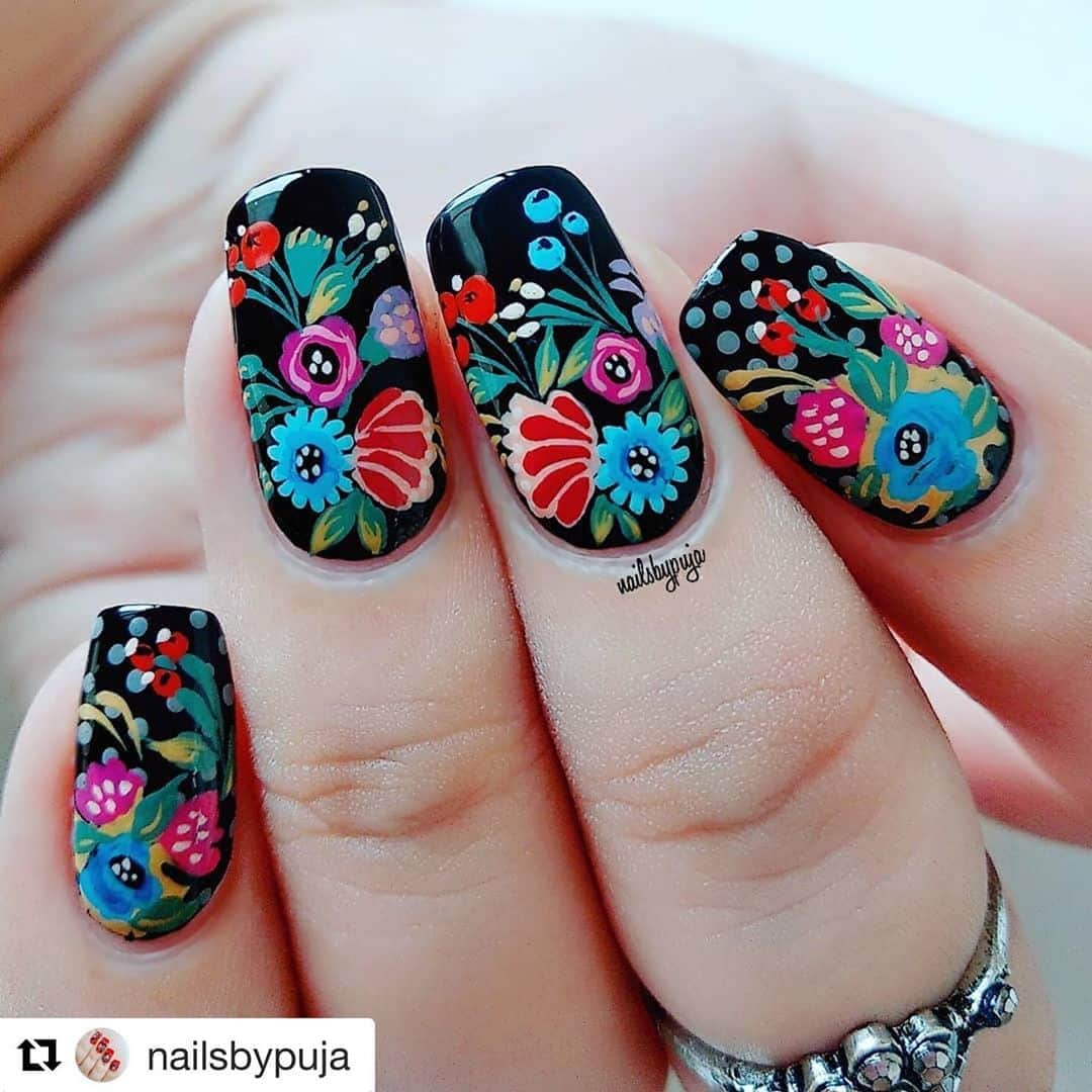 Nail Designsさんのインスタグラム写真 - (Nail DesignsInstagram)「#Repost @nailsbypuja  ・・・ Many many happy returns of the day Jasdeep @pardeepgrewalj 🤗🎉🎊🎈🎁🎂💐🎂🎁🎈🎊🎉🤗God bless you with all the happiness and success in life dear😘😘lots of love 💕 Here's some florals I did for your birthday collab hosted by @rums2016 , @dixlama and @nail_art_amanda 💐💐 Hope you like this little present 😊 Please swipe to see the beautiful collage 👉🏻👉🏻👉🏻 #bdayflowers4jasdeep #floraldesign #floralarrangement #floralpattern #floralnailart #floralnails #floralnaildesign #springnailart #springnails #springnails2020 #summernails2020 #summernails #summernailart #riflepaperco #freehandflorals #freehandnailart #freehandnailartist #artoninstagram #artistsoninstagram #picoftheday #nailsonpoint #nailsonfleek #nailinspo #nailitdaily #nailartfeature #blacknails #blacknailart #floralsonblack #pujascreation」8月16日 5時06分 - nailartfeature