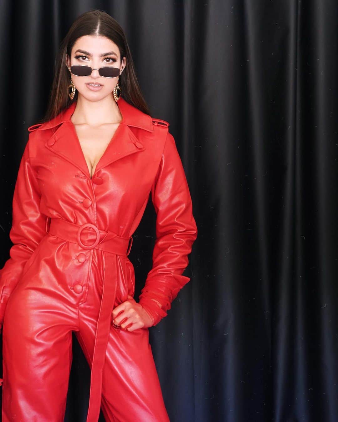 レイチェル・レビンのインスタグラム：「So I think we can all agree that my color is red. 🔥Styled by @tylerglambert」