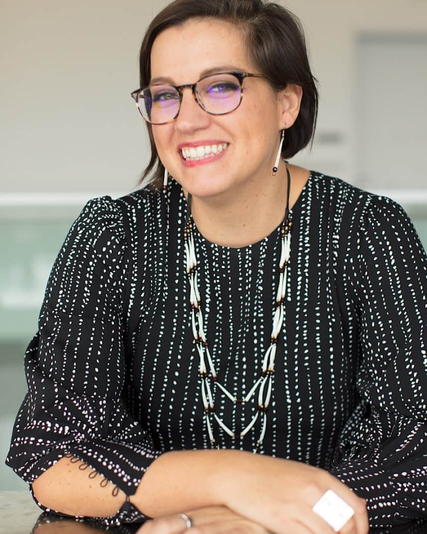 Grace Bonneyのインスタグラム：「Thank you Relatives for continuing to tune into this @project_562 / @designsponge colab. Today, I’m thrilled to introduce you to my good friend Dr. Adrienne Keene. I’d like to shift our focus in the feed to think about Indigenous folks in Higher Education.  In her own words: Osiyo Friends, I'm Adrienne Keene and I'm a Citizen of the Cherokee Nation, originally from Kumeyaay homelands in southern california, and now residing on Wampanoag and Narragansett homelands in what is currently known as Providence, Rhode Island. I'm a writer, scholar, podcaster, and blogger, and focus my work in the worlds of Native representations and Indigenous education.   Ten years ago I found myself extremely lonely and frustrated as the only Indigenous student in my PhD program. I met colleagues who held deep stereotypes about Native peoples, and at the same time it was a moment of resurgence of "tribal trends" in fashion. I realized that those stereotypical images were the only representations of Native peoples that folks saw, and I decided that was a problem. So I started my blog, Native Appropriations (nativeappropriations.com), as a place to catalog and explore issues of Native cultural appropriation in pop culture. today there are nearly 400 posts, breaking down everything from Indian mascots to baby tipis mixed with stories of what it means to be a contemporary Native woman. Along the way I've learned so much.  In my other life I'm also an Assistant Professor of American Studies and Ethnic Studies at @BrownU, where I study with Indigenous students navigating higher education, partnering with my favorite college success organization in the world, @CollegeHorizons (I'm an alumna of CH!) for my research.  In 2019 I teamed up with @matikawilbur to co-host @amrpodcast, and this week on Design Sponge we'll be sharing stories of amazing Native artists through the pod. I'm so grateful to @grace__bonney for this opportunity, and looking forward to learning and sharing with all of you this week. Wado (thank you)!」