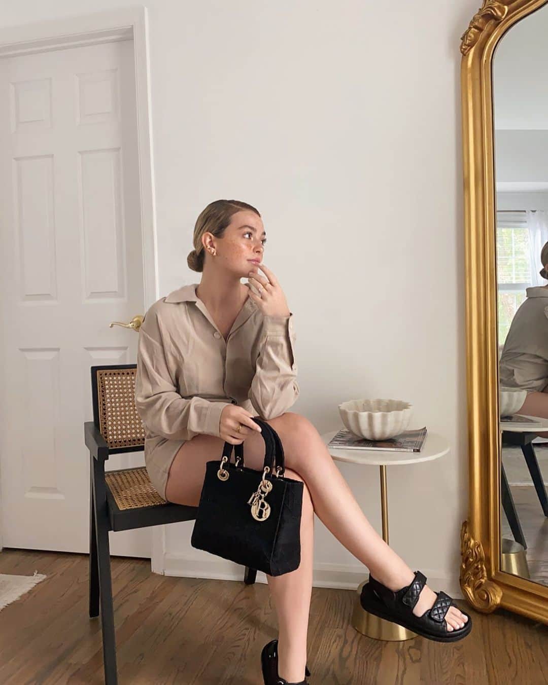 Kelsey Simoneのインスタグラム：「This is my thinking chair.. #revolvesummer」
