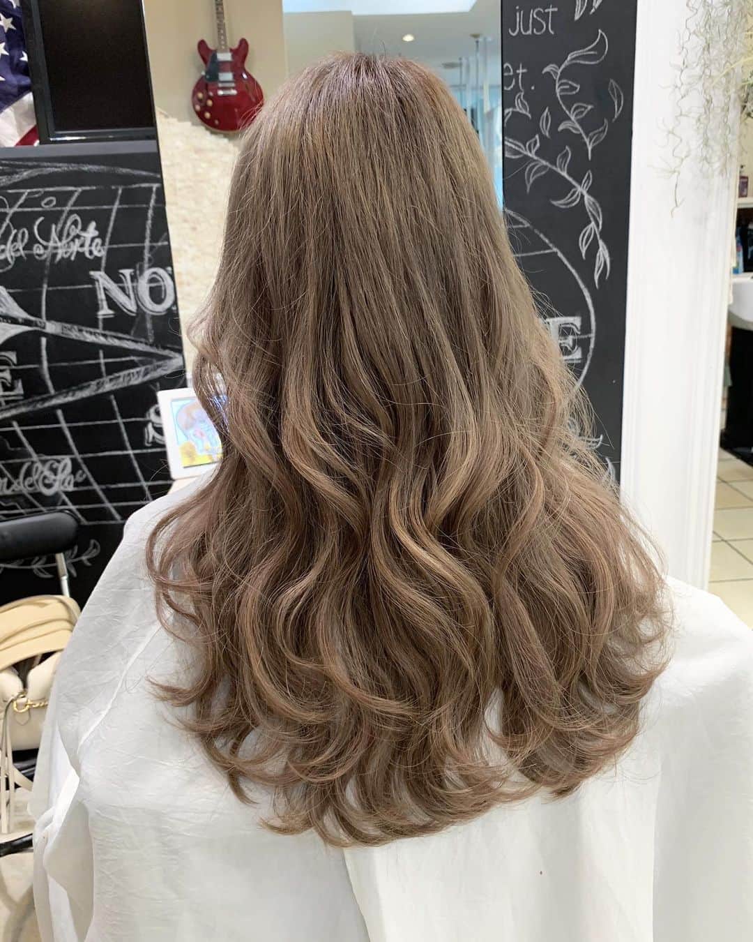 のインスタグラム：「カラーしてきたよん アンククロスラフトで👼💓 (@ankhcross_raft ) . 今回はエクステがついたまま 新しいカラー剤で 染めてもらったらいい感じ🙌💕 . アンクのエクステは そのまま染めても毛質が 綺麗だから、色が綺麗に入るし ダメージも少ないから嬉しい👏✨ . 毛先も10cmぐらい切ったよ めちゃくちゃお気に入り‪✂︎‬✨ . 担当はいつもSAKUさん (@ac_raft_saku ) ありがとうございました🥺💓 . #アンククロス#ヘアカラー#シールエクステ#ロアエクステジョーカー#ミルクティーベージュ#ベージュカラー #ミルクティーグレージュ #ミルクティーカラー」