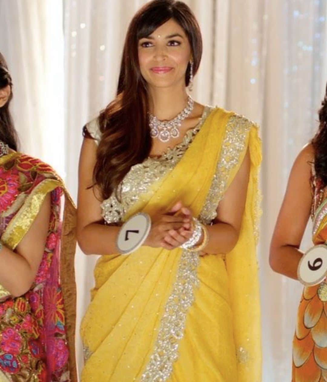 ハンナ・シモンのインスタグラム：「I MISS WEARING SARIS. I need to go back to India... or at least make Miss India America 2 so I can put this one back on. Okay that’s the caption I’M JUST IN MY FEELINGS ON INDIAN INDEPENDENCE DAY. 🇮🇳」