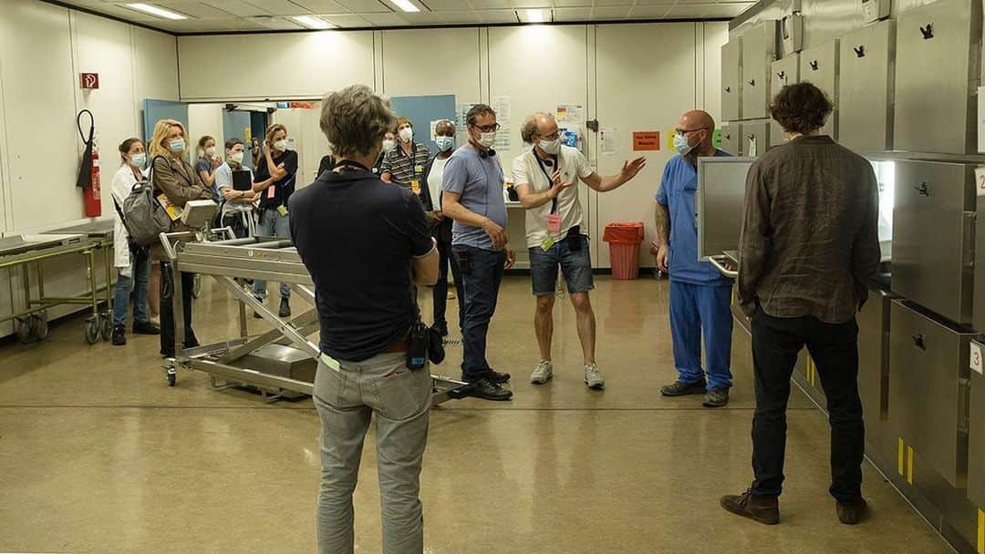 フローレンス・カサンバのインスタグラム：「“Tatort” is back in Göttingen with Covid-19 safety measures. The entire team was wearing masks, as Director Stefan Krohmer discussed the next scene with pathology employee, Marcel Krebs, from the UMG. Not only are all team members from production getting tested weekly, but we were tested again, in order to enter the pathology department. To give you a small look into our work: I arrive at work with my mask on. I only ever take it off for my makeup call or when the director says, “Action.” The consistent wearing of masks has kept us thus far save and allowed us to continue working. Please wear yours. Photo: NDR/ @christine_schroeder_fotografie #florencekasumba」