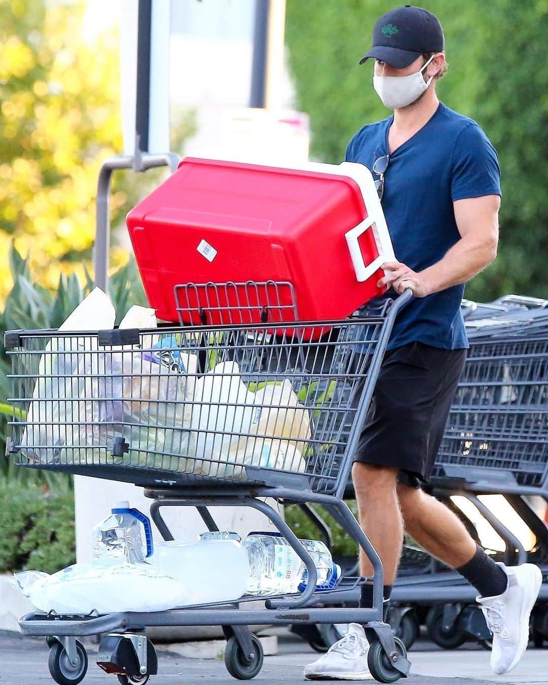 Just Jaredさんのインスタグラム写真 - (Just JaredInstagram)「Chace Crawford stocked up on some groceries, water, and a cooler ahead of the weekend.  #ChaceCrawford Photos: Backgrid」8月16日 6時00分 - justjared