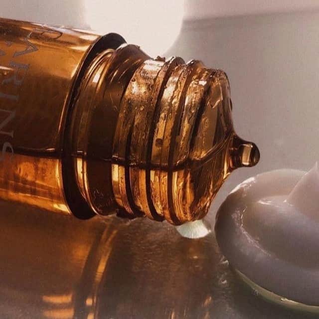 Clarins Canadaさんのインスタグラム写真 - (Clarins CanadaInstagram)「The secret to an all year long naturally radiant skin and golden glow.☀️⁣ __________⁣ Le secret d'un teint éclatant et parfaitement doré, peu importe le moment de l'année.☀️⁣ .⁣ .⁣ .⁣ 📸 : @clarinsusa⁣ #Clarins #ItsAllAboutYou #ClarinsSelfTanners #GoldenGlowBooster」8月16日 6時15分 - clarinscanada