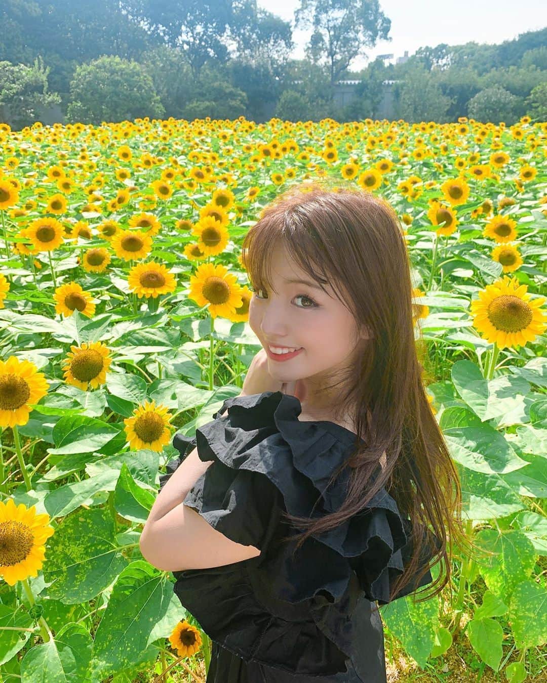 CHERIさんのインスタグラム写真 - (CHERIInstagram)「🌼🌼Sunflower 🌼🌼 おはよう♡素敵なお盆を過ごしてね💫  YouTube のチャンネル登録してくれたかな？🥺❤️❤️  汗で唇の色が🤣  #ひまわり畑🌻 #sunflower#大阪ひまわり#ひまわりイエロー #大阪旅行#大阪観光#長居公園」8月16日 6時27分 - hi_cherish.gram