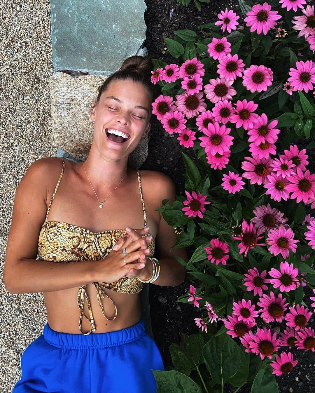 ニーナ・アグダルのインスタグラム：「One more cus these flowers are so damn funny 😄🌸」