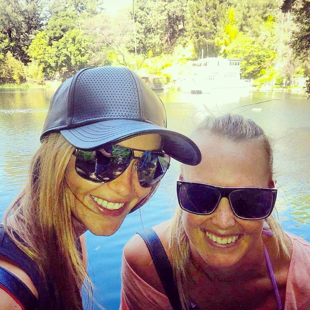 シャーニ・ヴィンソンのインスタグラム：「Wishing my wonderful cousin @naomi.r.v.v a happy birthday today 💛🥂🎂🌼」