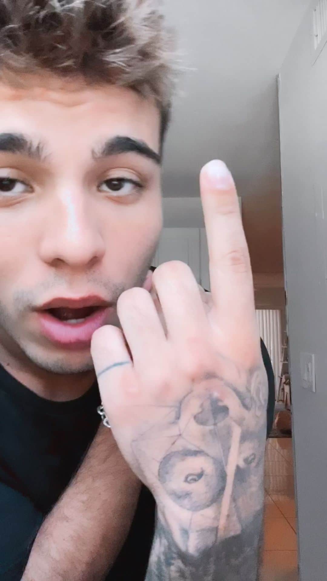 Sebastián Villalobosのインスタグラム：「quédate un weekend entero 🤤」