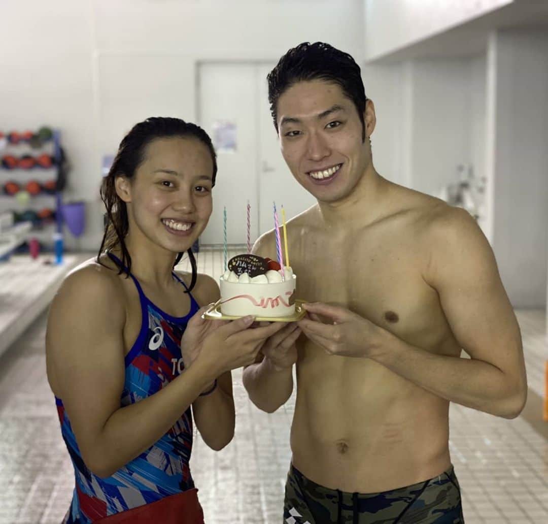 萩野公介のインスタグラム：「今日、誕生日でした！ ２６歳になりました🙌🎂  練習後にサプライズで 同じ誕生日の月と お祝いしてもらいました。  色々ある世の中ですが、 健康第一で 自分の目標に向かって走ります！  これからも応援よろしくお願いします☺️  #chaseyourdream #bridgestone  #justdoit  #nike」