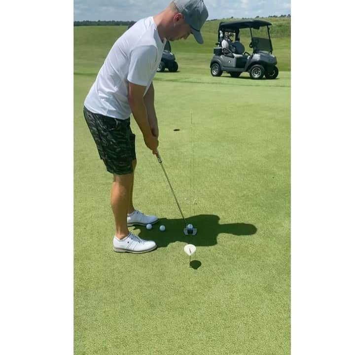 ジャスティン・トーマスのインスタグラム：「Some putting work today on the string to work on visualization and start line. Looking for a 🔥 putter these last 3 events of the season! #LFG」