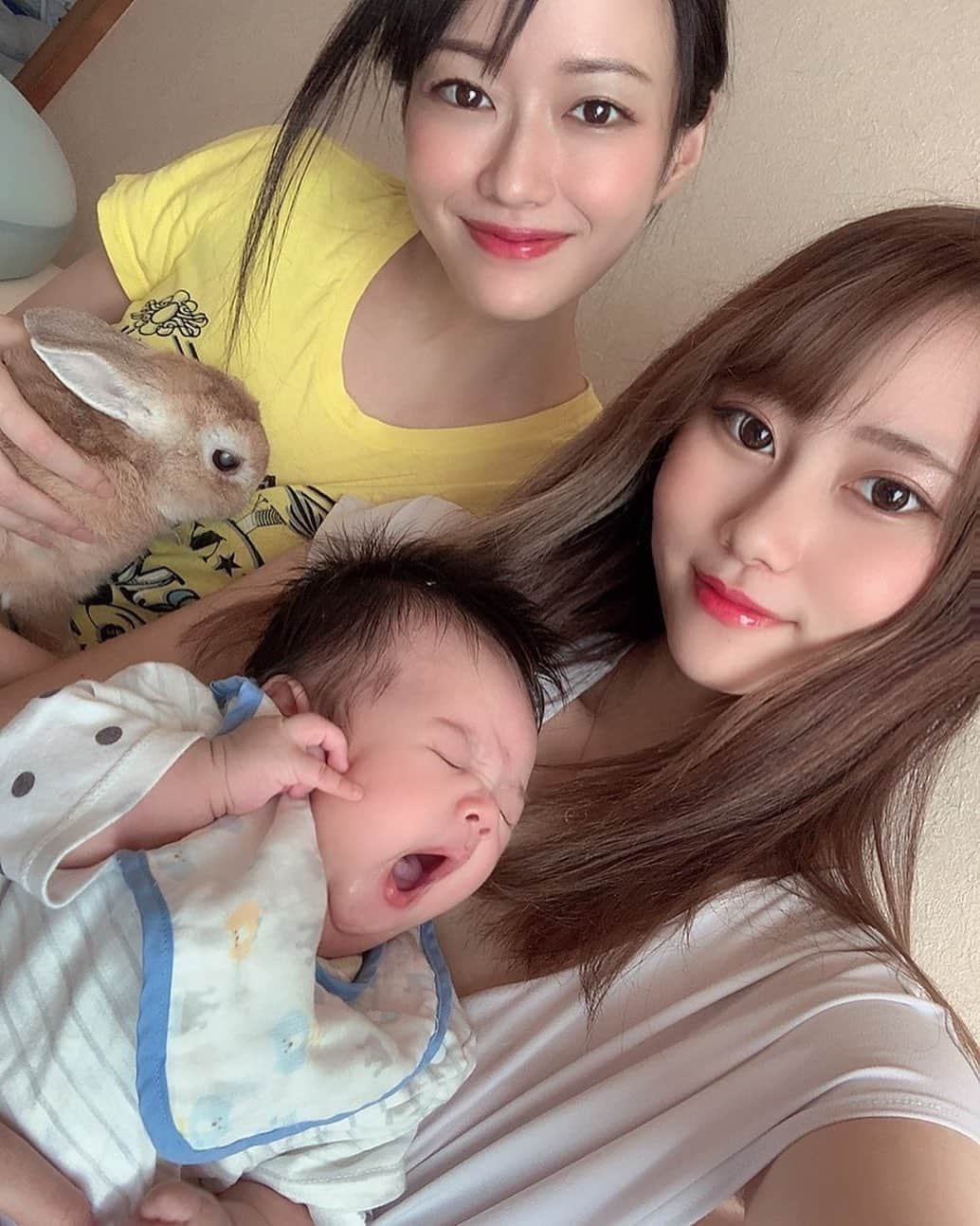 吉山りささんのインスタグラム写真 - (吉山りさInstagram)「娘と孫とうさぎと🧜🏻‍♀️👶🏻🐰  My daughter🧜🏻‍♀️ My grandson👶🏻 My bunny 🐰 ✨📷💕  #おはようございます  携帯の調子が頗る悪い🥺通知出ない電波割れる写真ボケる😂 #family #familyphoto #daughter #baby #grandson #rabbit #bunny #うさぎ 🐰13年目のおじーちゃん #myangels #photography #photo やっぱ愛蘭はアクビ😂 #ネザーランドドワーフ #長寿うさぎ #動物大好き #40代ママ  肩凝り首凝りが相当キツい😢 #マッサージ 行きたい そして #眠い😂  #吉山りさ #モデル #フリーランスモデル #singlemom #東京家賃高い 💔  #夏大好き #海大好き 🏖」8月16日 6時49分 - oreorerisa