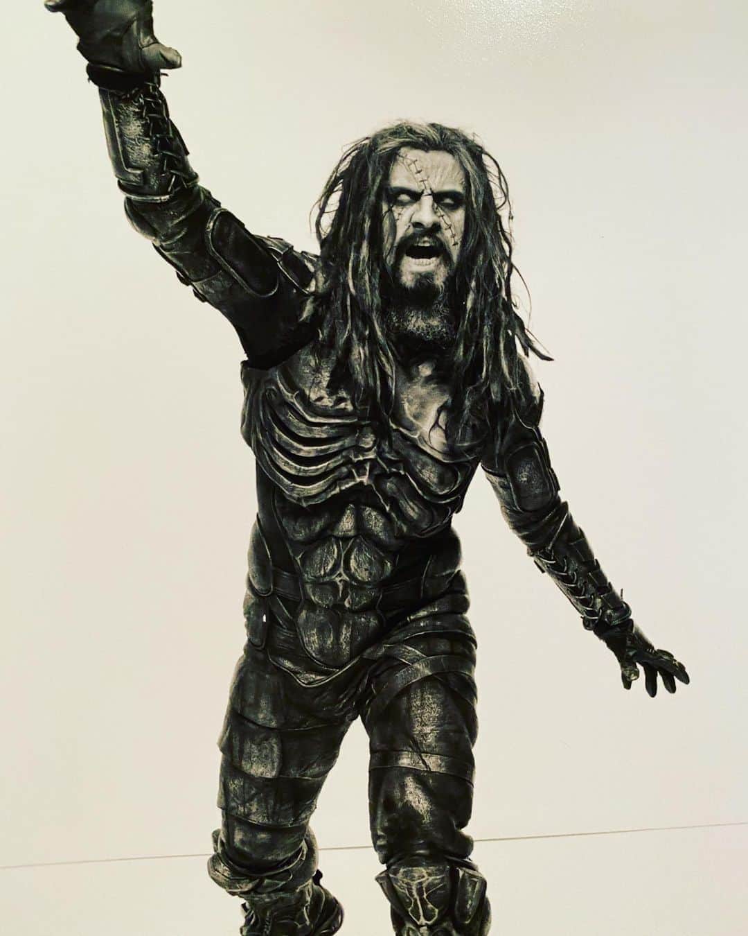 ロブ・ゾンビのインスタグラム：「Aaaarrrgggh! Testing out my Zombie armor back in 2001. Ready for the apocalypse. #robzombie #zombieapocalypse」