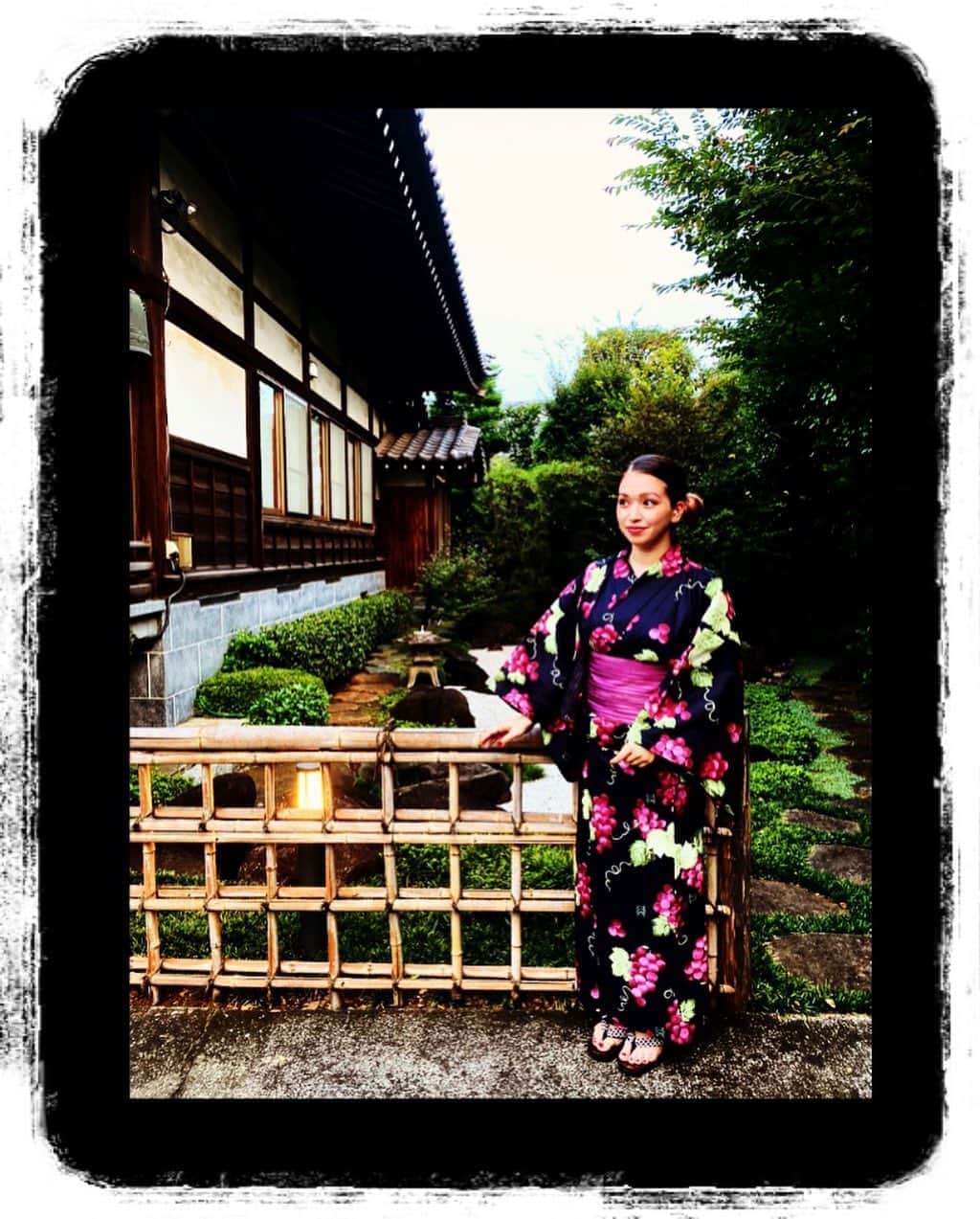 ダンドイ舞莉花のインスタグラム：「本来なら夏祭りや花火大会の時期。  イベントはないけど、少しでも気分を晴らすために、せっかく今年ゲットした、さあや @sayakakanda プロデュースの葡萄浴衣を着てみた😌👘  素敵でしょ🍇  #grapes #yukata #japan #浴衣 #夏 #神田沙也加 #maisondefleurpetiterobecanone #canone #葡萄」