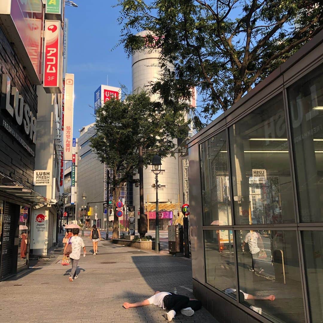 落合隼亮さんのインスタグラム写真 - (落合隼亮Instagram)「Free night in  Shibuya #寝てる人 #寝てる人と繋がりたい #寝てましたグラム　#shibuya #tokyo  #shibuyameltdown」8月16日 6時56分 - ottieshun
