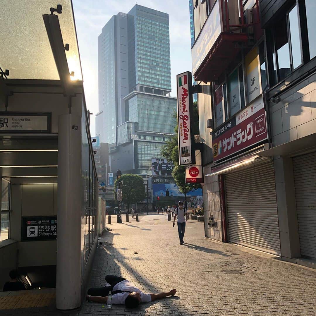 落合隼亮さんのインスタグラム写真 - (落合隼亮Instagram)「Free night in  Shibuya #寝てる人 #寝てる人と繋がりたい #寝てましたグラム　#shibuya #tokyo  #shibuyameltdown」8月16日 6時56分 - ottieshun