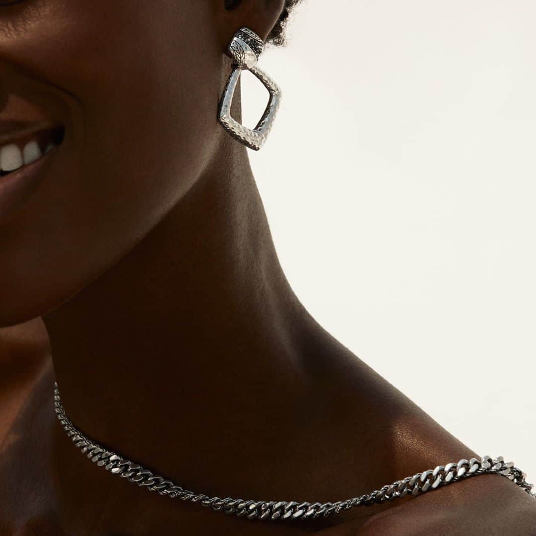 ジョン ハーディーさんのインスタグラム写真 - (ジョン ハーディーInstagram)「Transformable earrings that embody the elements. Tap to shop our exclusive Black Sapphire styles.   #JohnHardy」8月16日 7時13分 - johnhardyjewelry