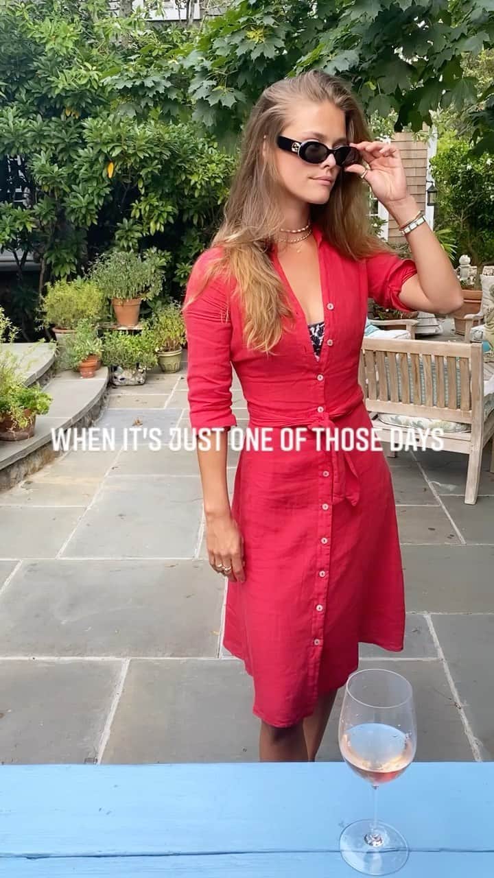 ニーナ・アグダルのインスタグラム：「The hormonal pimple was asking for it. Dress is @120lino ❤️」