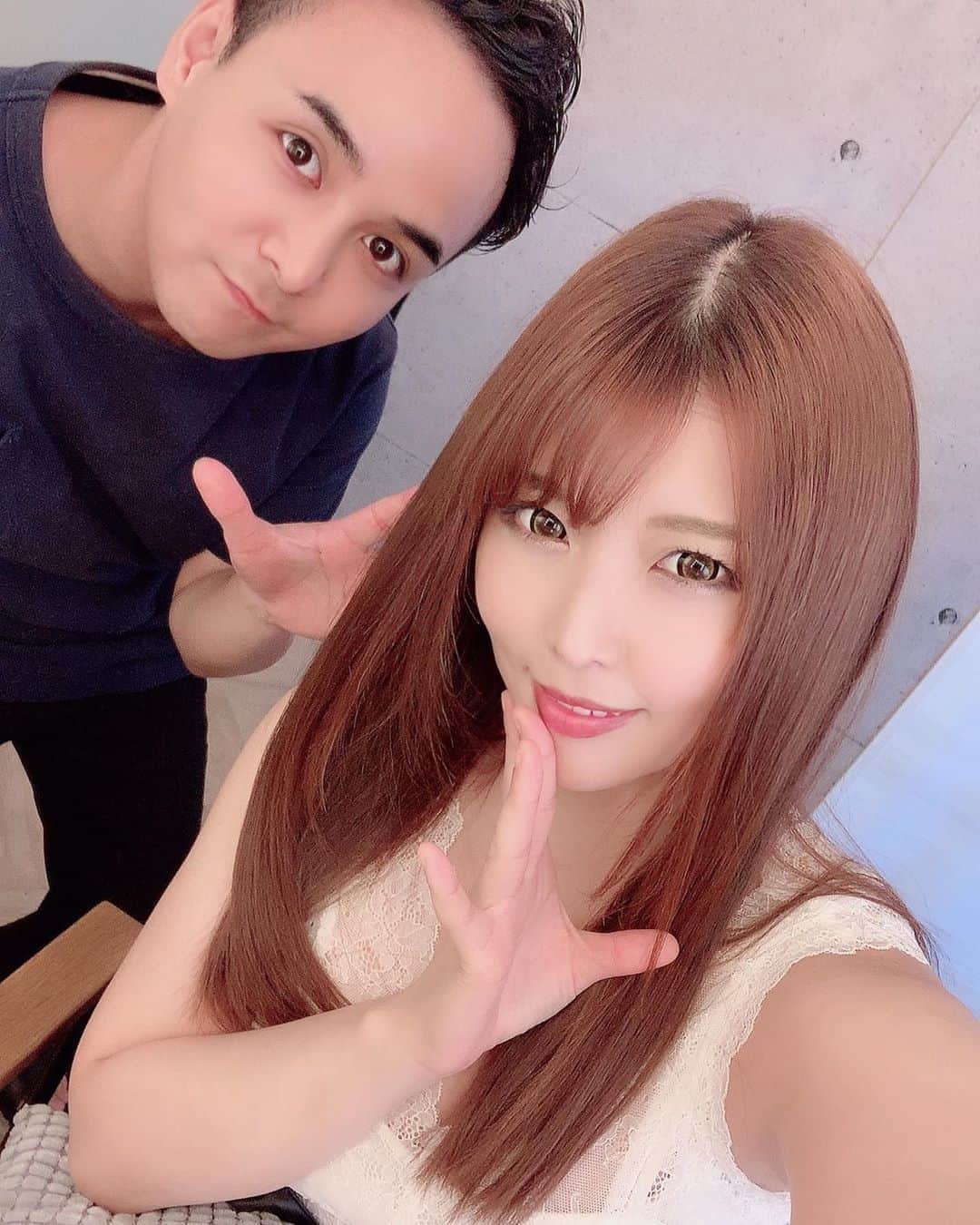 新村あかりのインスタグラム：「@kv_amn29  @rrsalon.aoyama  さんでトリートメントしていただきました😭💕 髪が生き返ったー！！！ 今回もありがとうございます✨  綺麗な髪の子はモテるらしいので頑張ります🙋‍♀️ モテたい！！！！  #髪質改善  #髪質改善トリートメント  #髪質改善サロン  #ミネコラ」