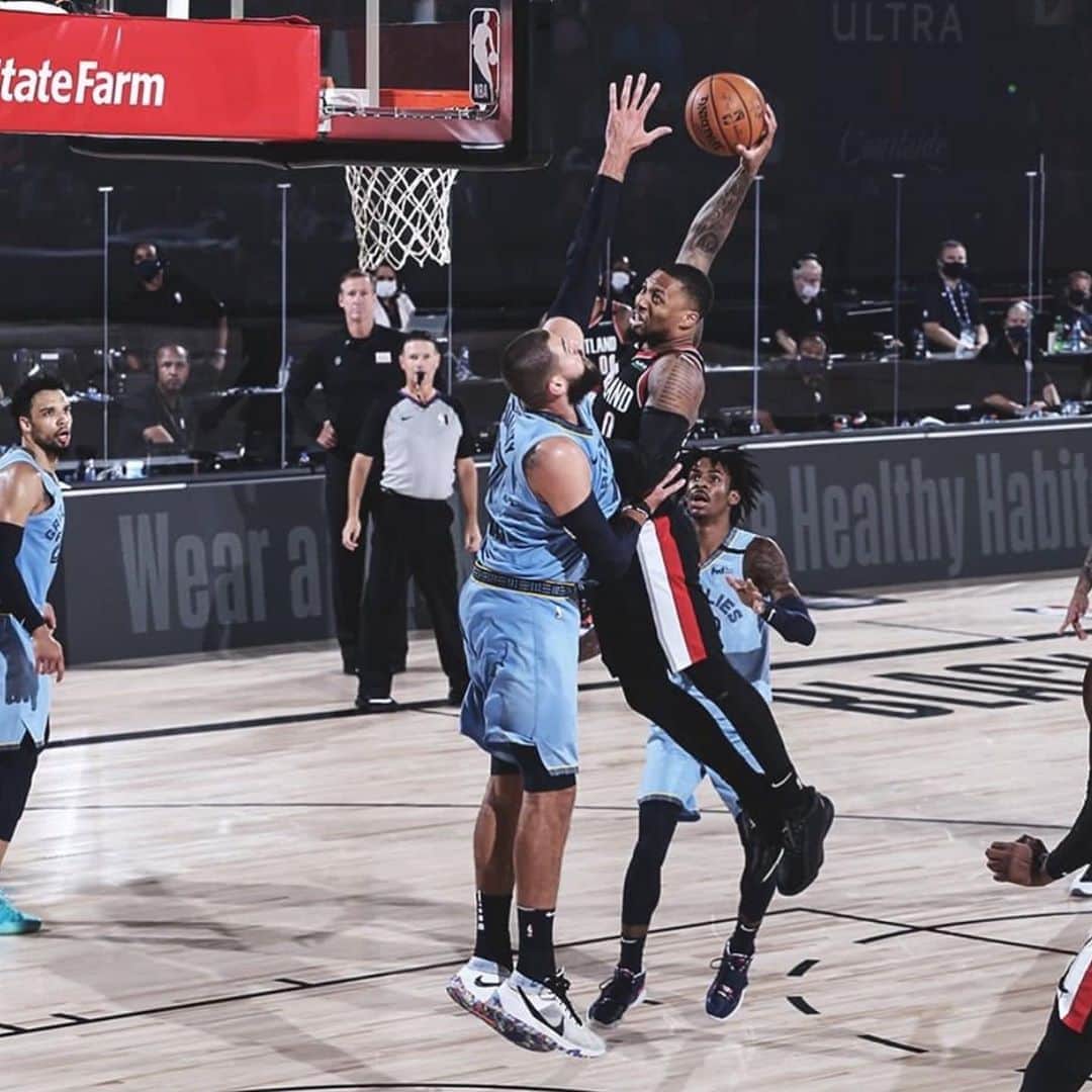デイミアン・リラードのインスタグラム：「Playoffs on 3!   We love you Babo! @bosnianbeast27 💯💯」