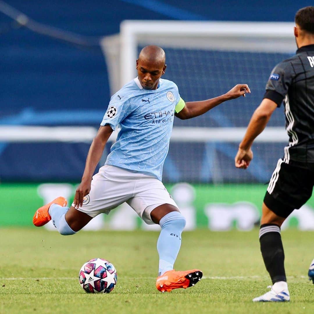 フェルナンジーニョのインスタグラム：「Disappointing and painful night in Lisbon. Life sometimes can be cruel, and football isn’t different. But now is time to get little rest and get ready for the next season. And it will be very different. #cmoncity」